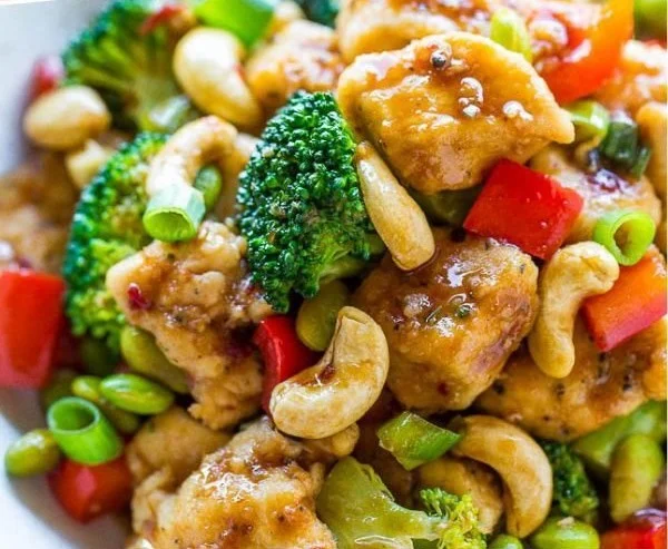Delicious Chinese cashew chicken stir fry with vibrant vegetables and cashews