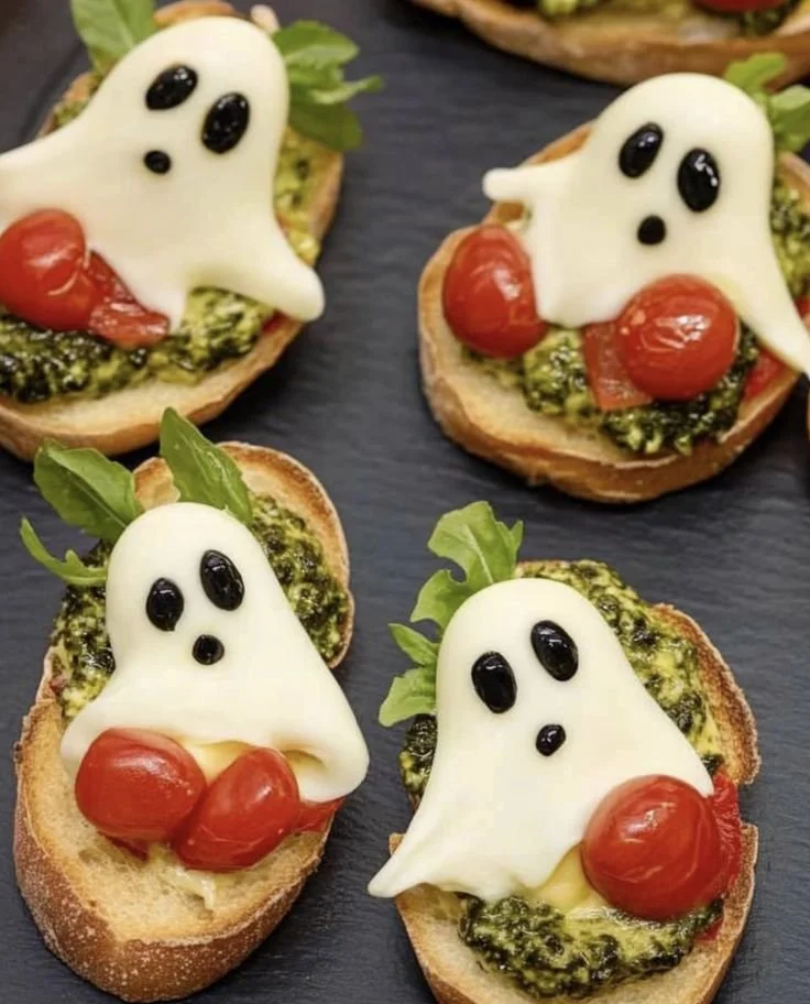 Spooky Halloween gerechten including meals, baked goods, and appetizers